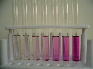 다양한 농도의 과망가니즈산 칼륨 용액 (오른쪽으로 갈수록 농도 증가)