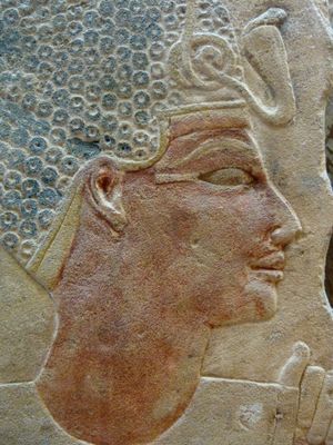 엘레판티네 섬의 사테트 여신 신전에 있던 파라오의 부조. 루브르 박물관 소장.