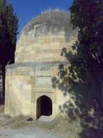 유명한 아제르바이잔 시인 나시미의 형제 샤칸단의 영묘. 17세기에 건설됨.