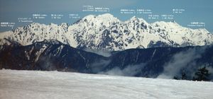 히다 산맥(일본에서는 "북 알프스"라고 불림) 남쪽의 야리 산과 호타카 산의 봉우리들이 하치모리 산에서 동쪽을 바라본 모습.