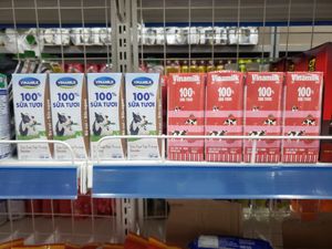 왼쪽은 구 로고, 오른쪽은 현재 로고를 사용한 비나밀크 제품