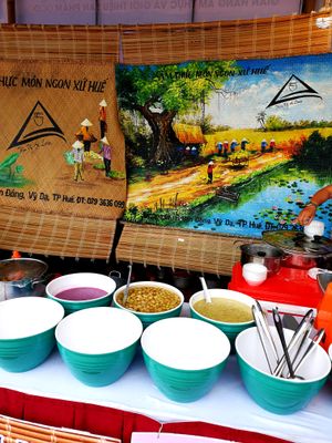 끄어비엣 음식 축제에서 선보인 째 요리들