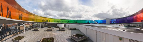 덴마크 오르후스에 있는 ARoS 오르후스 미술관 옥상에 설치된 지름 150미터의 설치 작품 『유어 레인보우 파노라마』