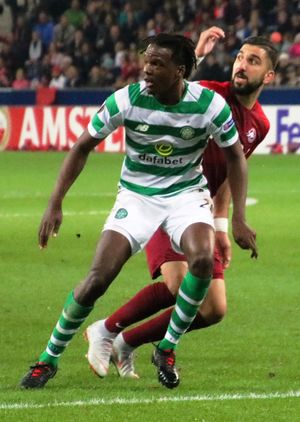 잘츠부르크와의 유로파 리그 경기에서 플레이하는 보야타