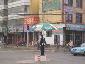 린샤 시의 한 거리에서 교통을 정리하는 경찰관