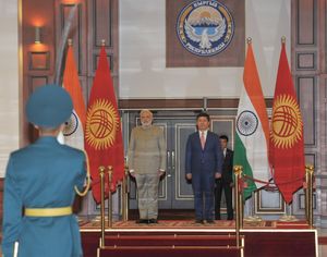 사리예프와 나렌드라 모디가 마나스 국제공항(키르기스스탄 비슈케크)에서 함께 있는 모습.