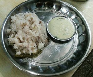 양파, 고추, 생강을 넣어 조리하고 코코넛 챠트니와 함께 제공되는 부서진 쌀로 만든 우프마 요리, 인도