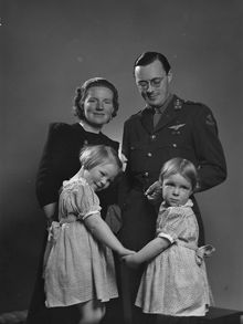 Princess Juliana and Prince Bernhard with their oldest daughters Princess Beatrix and Princess Irene in Ottawa on 4 May 1942.