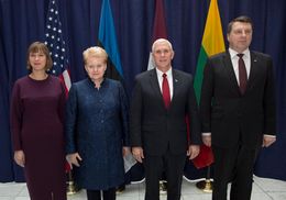 왼쪽부터 에스토니아의 케르스티 칼률라이드 대통령, 리투아니아의 달리아 그리바우스카이테 대통령, 미국의 마이크 펜스 부통령, 베요니스 (2017년 2월 18일)