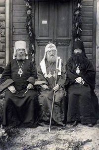 영면 전년(1924년)에 두 명의 주교와 촬영. 좌: 페트르 크루티츠키 대주교, 우: 표도르 포즈데예프스키 대주교. 두 주교 모두 1937년에 총살되었다. 세 사람 모두 신성 순교자로 성인으로 추대되었다.