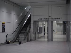 스코티아뱅크 아레나 내부에서 바라본 버스 터미널 입구