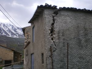 2009년 지진으로 피해를 입은 집