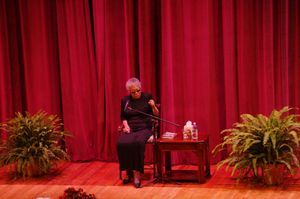 마야 안젤루가 2012년 데리베리 홀 강당에서 연설하고 있다