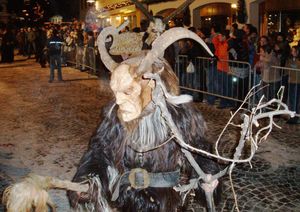 크람푸스 (Krampus) 도비아코(Dobbiaco)에서. 알프스 지역의 전형적인 모습.