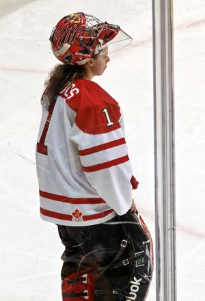 섀넌 재버도스는 2010년 동계 올림픽에서 미국과의 금메달 결정전을 준비하고 있다.