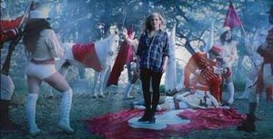 "Guns and Horses" 뮤직 비디오에 출연한 굴딩