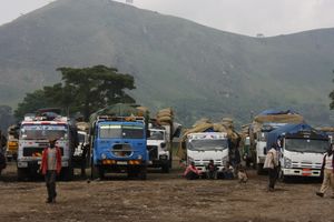하와사 창고에서 커피 원두 자루를 싣고 있는 트럭.