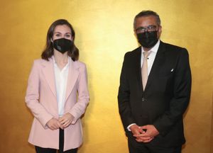 2021년 10월 코로나19 팬데믹 기간 중 핀란드 총리 산나 마린과 테워드로스