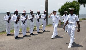 2015년 두알라에서 미국 제독의 사열을 받는 카메룬 해군 수병들