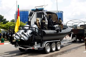 2019년 두알라 군사 퍼레이드 중 카메룬 해군 순찰정