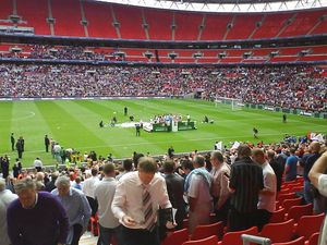 2009년 5월 웸블리 스타디움에서 FA 트로피 우승을 축하하는 스테버니지 선수들