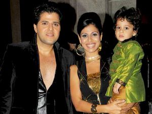 타나즈(가운데), 아들 제우스(오른쪽), 남편 바크티야르 이라니(왼쪽)