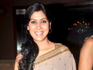 사크시 탄와르가 영화 The Dirty Picture의 성공 축하 파티에 참석한 모습