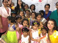 뭄바이의 고아원을 방문한 에이미(오른쪽 끝)