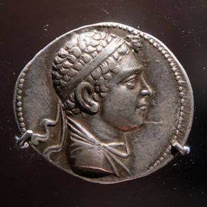 테트라드라크마 에우튀데모스 2세 (기원전 185–180년)의 테트라드라크마, 누레크 저수지 둑에서 발견됨.