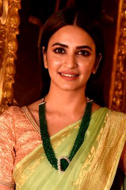 크리티 카르반다가 행사에 참석한 모습