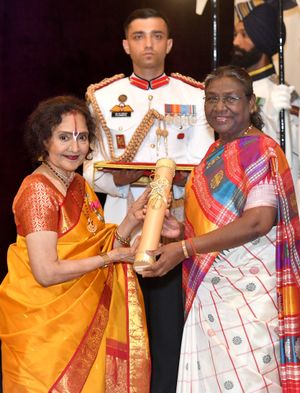 비자얀티말라가 드라우파디 무르무 대통령으로부터 파드마 비부샨 훈장을 수여받고 있다.