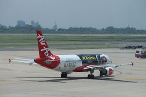 영화 카발리를 홍보하는 에어버스 A320 기종의 에어아시아 인디아 항공기 랩 광고