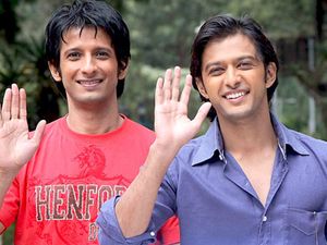 조시가 바찰 셰스와 함께 Toh Baat Pakki! (2010) 세트장에 있는 모습