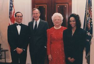 조디 워틀리가 조지 H. W. 부시 대통령, 바버라 부시 여사와 함께 촬영 (1992년)