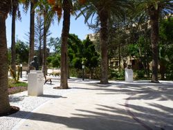 빌라 런들 정원의 드 솔다니스와 로파의 흉상