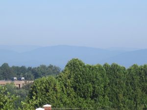 린치버그에서 바라본 블루리지 산맥으로, 특히 배경이 푸르게 보인다.