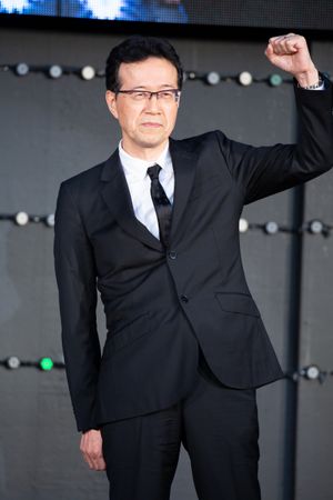 일본 애니메이터 엑스포의 단편 영화 《에반게리온: 또 다른 임팩트》에서, 아라마키 신지 (사진)가 감독을 맡았으며, 유닛 널이라는 새로운 에반게리온이 등장한다.