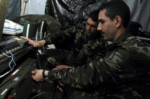 2007년 독일에서 열린 Combined Endeavor 훈련 중인 투르크멘 대위 알리 투바클리체프와 아제르바이잔 동료