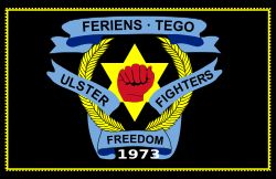 Feriens tego}} ("나는 공격하고 방어한다"는 뜻)이 새겨진 "얼스터 자유 투사"의 깃발