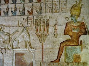 오시리스 옥좌 앞 연꽃에 묘사된 호루스의 아들들, 프톨레마이오스 왕조 시대의 데일 엘-메디나 사원, 기원전 3세기