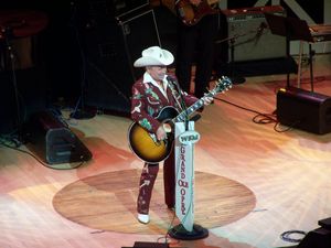 2004년 그랜드 올 오프리 하우스에서 공연하는 디킨스. 라이먼 오디토리움 무대 구석에서 잘라 그랜드 올 오프리 하우스 중앙 무대에 박아 넣은 6피트 크기의 참나무 원을 주목하라.