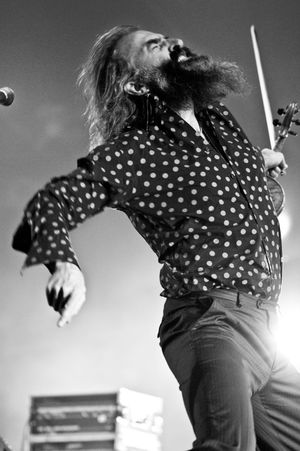 2012년 WOMADelaide에서 공연하는 더티 스리의 엘리스