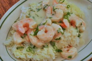 밥 위에 얹은 코코넛 슈림프