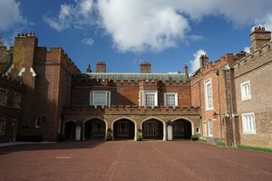 새로운 군주의 선포가 전통적으로 처음으로 낭독되는 런던 세인트제임스 궁전의 프리아리 코트가 내려다보이는 선포 갤러리