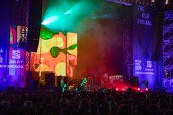 사이러스가 2019년 5월 바르셀로나 Primavera Sound에서 공연하는 모습