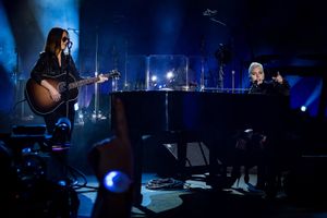 가가가 2016 에어비앤비 오픈 스포트라이트에서 힐러리 린지와 함께 "Million Reasons"를 공연하는 모습