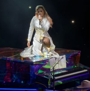 조앤 월드 투어 (2017–2018) 동안 피아노 위에서 "Million Reasons"를 공연하는 가가