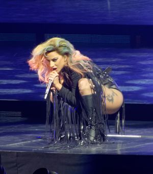 조앤 월드 투어에서 "Perfect Illusion"을 공연하는 가가