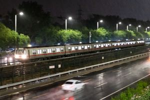 2021년 5월 23일 시운전 중인 중국전매대학역 근처의 1호선 DKZ4 열차