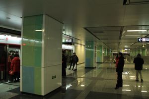 쑹자좡 역의 교외 방향 환승 승강장. 왼쪽은 이좡 선 교외 방향 열차이며, 약간 떨어진 거리에 5호선 쑹자좡 종점 역이 있다.